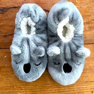 Women’s/Kids Koala Slippers. Kids shoe size worn was a 5. Fits women’s 6-9